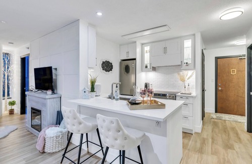 Central Apartment | Modern Cozy Condo | 2BR/2BA Retreat in the Heart of Downtown Vancouver