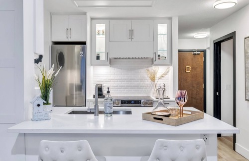 Central Apartment | Modern Cozy Condo | 2BR/2BA Retreat in the Heart of Downtown Vancouver