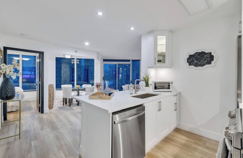 Central Apartment | Modern Cozy Condo | 2BR/2BA Retreat in the Heart of Downtown Vancouver