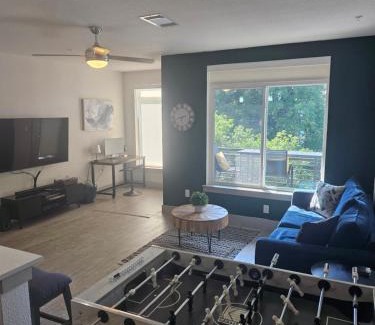 Downtown San Antonio Apartment | Modern Cozy Condo facing Riverwalk w King Suite