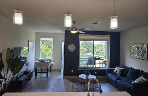 Downtown San Antonio Apartment | Modern Cozy Condo facing Riverwalk w King Suite