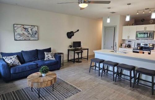 Downtown San Antonio Apartment | Modern Cozy Condo facing Riverwalk w King Suite