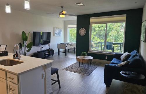 Downtown San Antonio Apartment | Modern Cozy Condo facing Riverwalk w King Suite