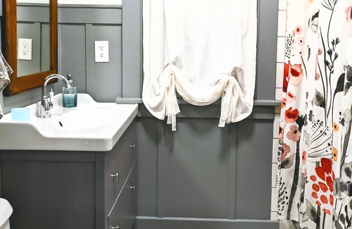 Toledo House | Modern Cozy Cottage 2 bedroom Home on the park