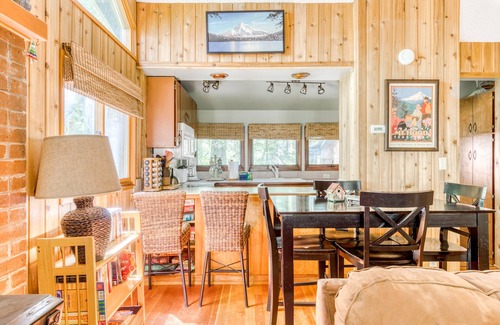 Rhododendron Cabin | Modern, cozy, dog-friendly mountain retreat in central location