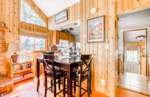 Rhododendron Cabin | Modern, cozy, dog-friendly mountain retreat in central location