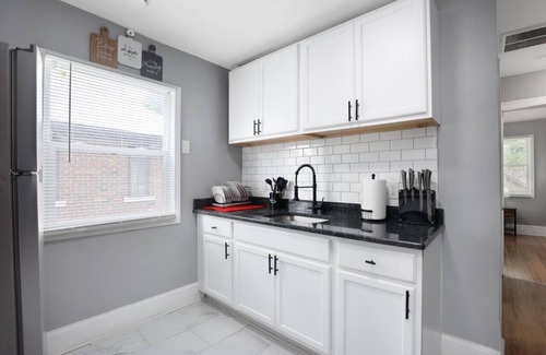 Grosse Pointe Apartment | Modern & Cozy East Side Gem ~ Queen Beds