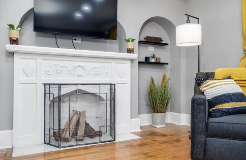 Grosse Pointe Apartment | Modern & Cozy East Side Gem ~ Queen Beds ~ Parking