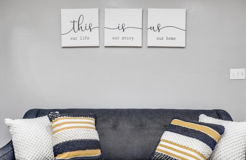 Grosse Pointe Apartment | Modern & Cozy East Side Gem ~ Queen Beds ~ Parking