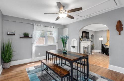 Grosse Pointe Apartment | Modern & Cozy East Side Gem ~ Queen Beds ~ Parking