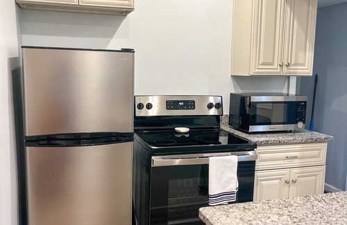 University Circle House | Modern + Cozy Entire Home - Steps to Cleveland Clinic & Case Western
