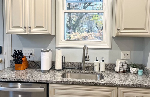 University Circle House | Modern + Cozy Entire Home - Steps to Cleveland Clinic & Case Western