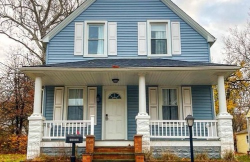 University Circle House | Modern + Cozy Entire Home - Steps to Cleveland Clinic & Case Western