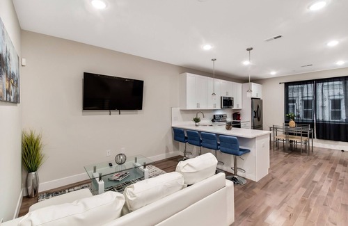 Norris Square House | Modern & Cozy Fishtown Home - Private Parking