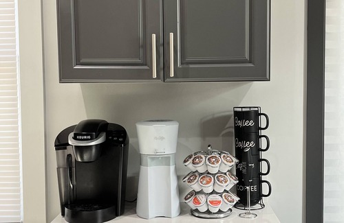 DeKalb House | Modern, Cozy, Getaway Home in Dekalb - 5 mins away from NIU