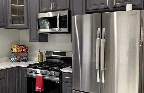DeKalb House | Modern, Cozy, Getaway Home in Dekalb - 5 mins away from NIU