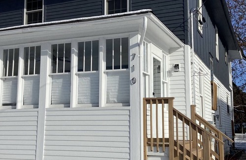 DeKalb House | Modern, Cozy, Getaway Home in Dekalb - 5 mins away from NIU