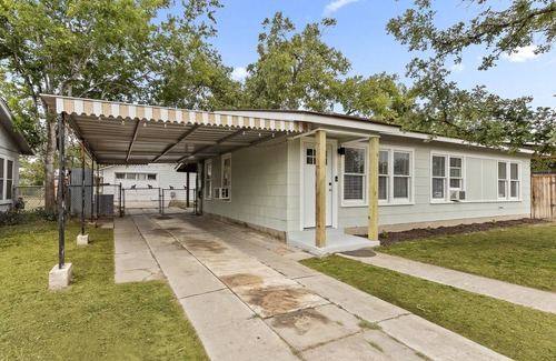 San Antonio House | Modern & Cozy Home at the Heart of San Antonio