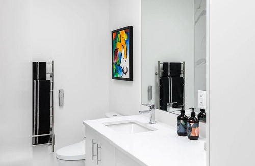 Fernwood House | Modern, cozy home in quiet, walkable, central location