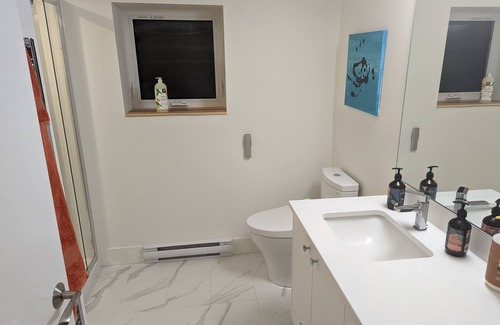 Fernwood House | Modern, cozy home in quiet, walkable, central location