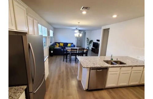 Lincoln Park House | Modern Cozy Home - Peaceful & Comfortable