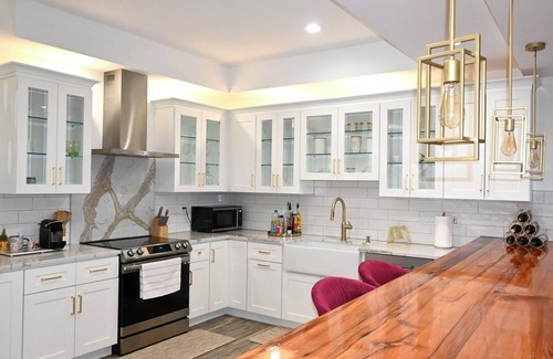 Wolcott House | Modern cozy home, pet friendly