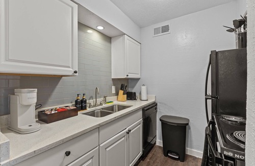 Dallas Apartment | Modern & Cozy | King Bed | Near Airport + Downtown