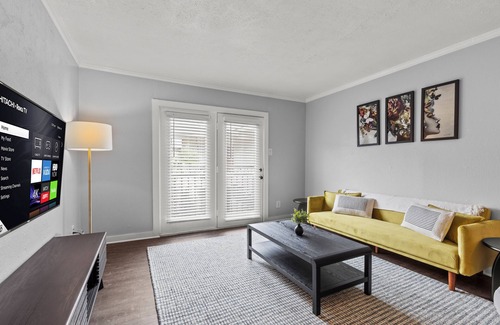 Dallas Apartment | Modern & Cozy | King Bed | Near Airport + Downtown