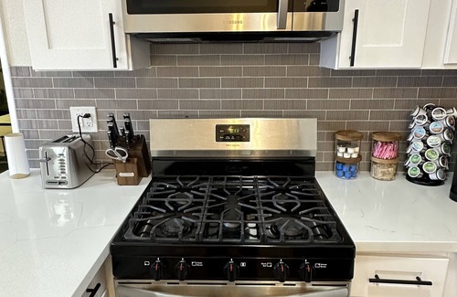 Southwest Anaheim Apartment | Modern/Cozy Mid-Term30+Getaway