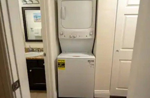Lincoln Acres Condo | Modern & Cozy ~Mins to the Beach ~ Queen Beds~ Pkg