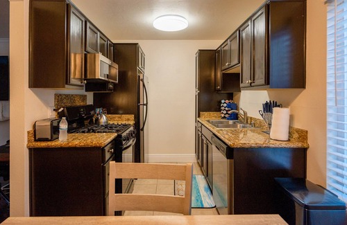 Lincoln Acres Condo | Modern & Cozy ~Mins to the Beach ~ Queen Beds~ Pkg