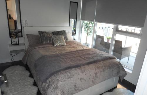 Connaught Apartment | Modern Cozy Nest