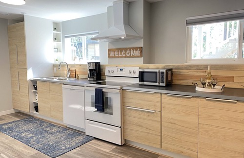 West Kelowna Estates House | Modern & cozy Okanagan nature retreat with king suite and full kitchen