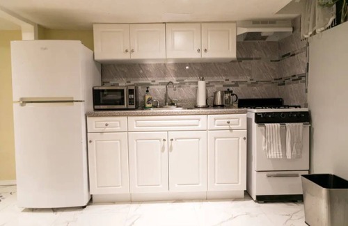 Queens House | Modern Cozy Private Suite Near JFK