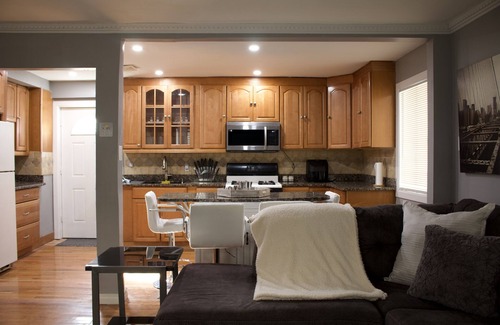Queens House | Modern & Cozy Queens Retreat: Minutes from JFK with Premium Amenities