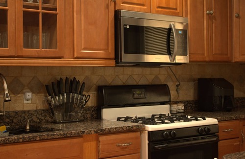 Queens House | Modern & Cozy Queens Retreat: Minutes from JFK with Premium Amenities