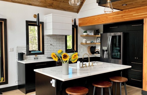South Bruce Peninsula House | Modern & Cozy Retreat, 1 min stroll to Oliphant beach & 10 KM’s to Sauble.