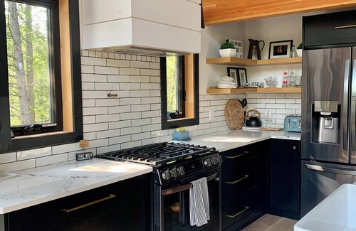 South Bruce Peninsula House | Modern & Cozy Retreat, 1 min stroll to Oliphant beach & 10 KM’s to Sauble.
