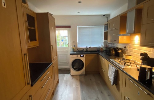 Slough House | Modern & Cozy Retreat near Heathrow & Central Slough