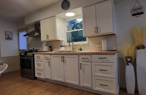 Roselawn Finance House | Modern Cozy Retreat: 2 King, 1 Queen, PS5, & Sunroom