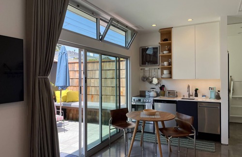 Sunset Park Apartment | Modern cozy Santa Monica Studio w/Patio - 18 blocks from the beach!