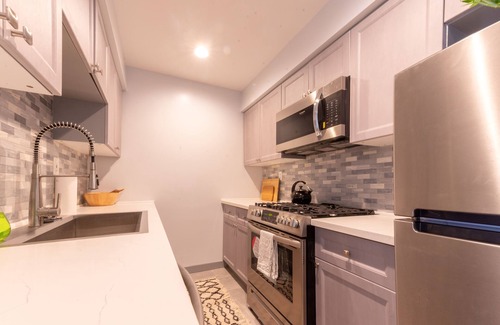 Wilshire Montana Apartment | Modern & Cozy Spacious 1BR/1BA – 0.6 mi from the Beach