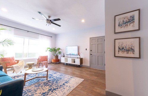 Wilshire Montana Apartment | Modern & Cozy Spacious 1BR/1BA – 0.6 mi from the Beach