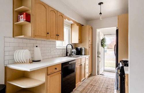 Dearborn House | Modern Cozy & Spacious Home 4 Beds Near Everything