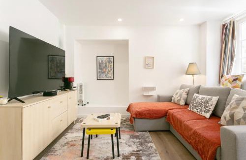 Misericordia Apartment | Modern Cozy Stay in Central Lisbon