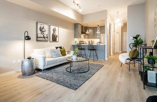 Lower Lonsdale Apartment | Modern cozy studio in a central location