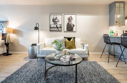 Lower Lonsdale Apartment | Modern cozy studio in a central location