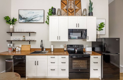 Traverse City Apartment | Modern & Cozy Studio | Walk to Downtown & Beach