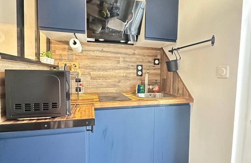 Quartier de la Goutte-d'Or Apartment | Modern cozy studio near Montmartre, 2min walk to metro Château Rouge