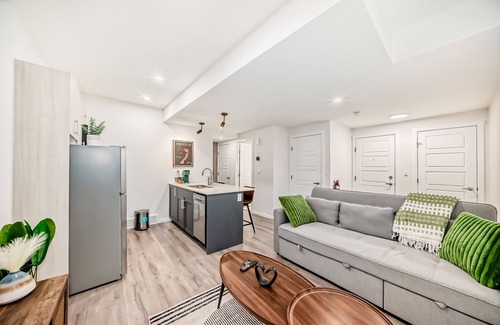 Northwest Calgary Apartment | Modern Cozy Suite - 15 mins from Calgary Airport